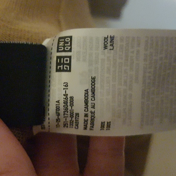 Uniqlo 100% virgin wool light knit tan v neck sweater - Picture 5 of 7